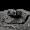 Anello Shard of Bones in argento 925 con scheletro centrale — Plexibones