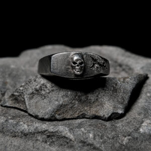 Anello Shard of Bones in argento 925 con scheletro centrale — Plexibones